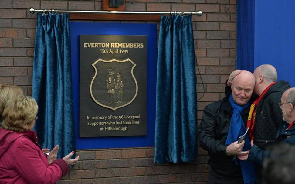 In occasione del derby, l&#39;Everton inaugura una targa in memoria delle vittime di Hillsbrough. Action